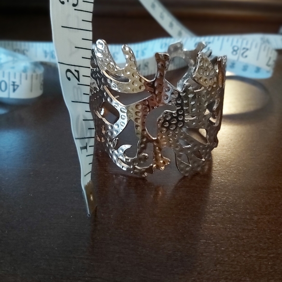 Beautiful gold color coral design bracelet. - Picture 3 of 3